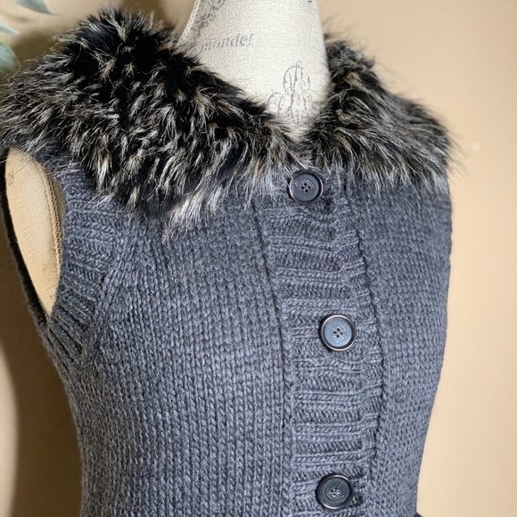 Loft ~ Sweater Vest with Faux Fur Collar - Picture 3 of 9